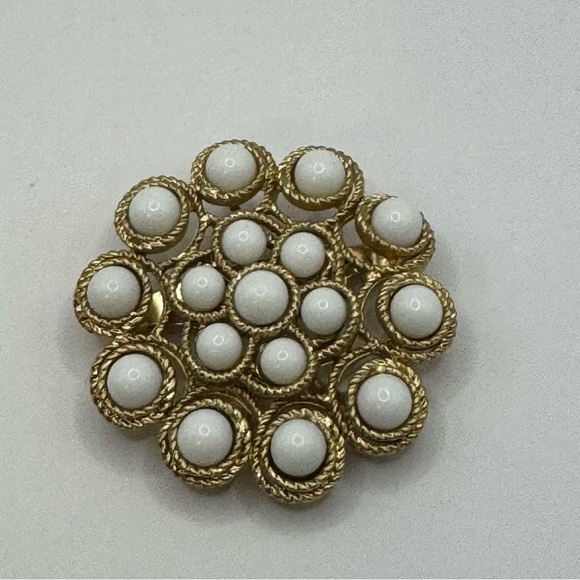 Stella and Sot Cabuchon white dot and gold brooch - Picture 2 of 4